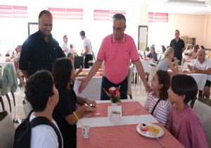 Bakan Topalolundan gelecein mzisyenlerine yemek